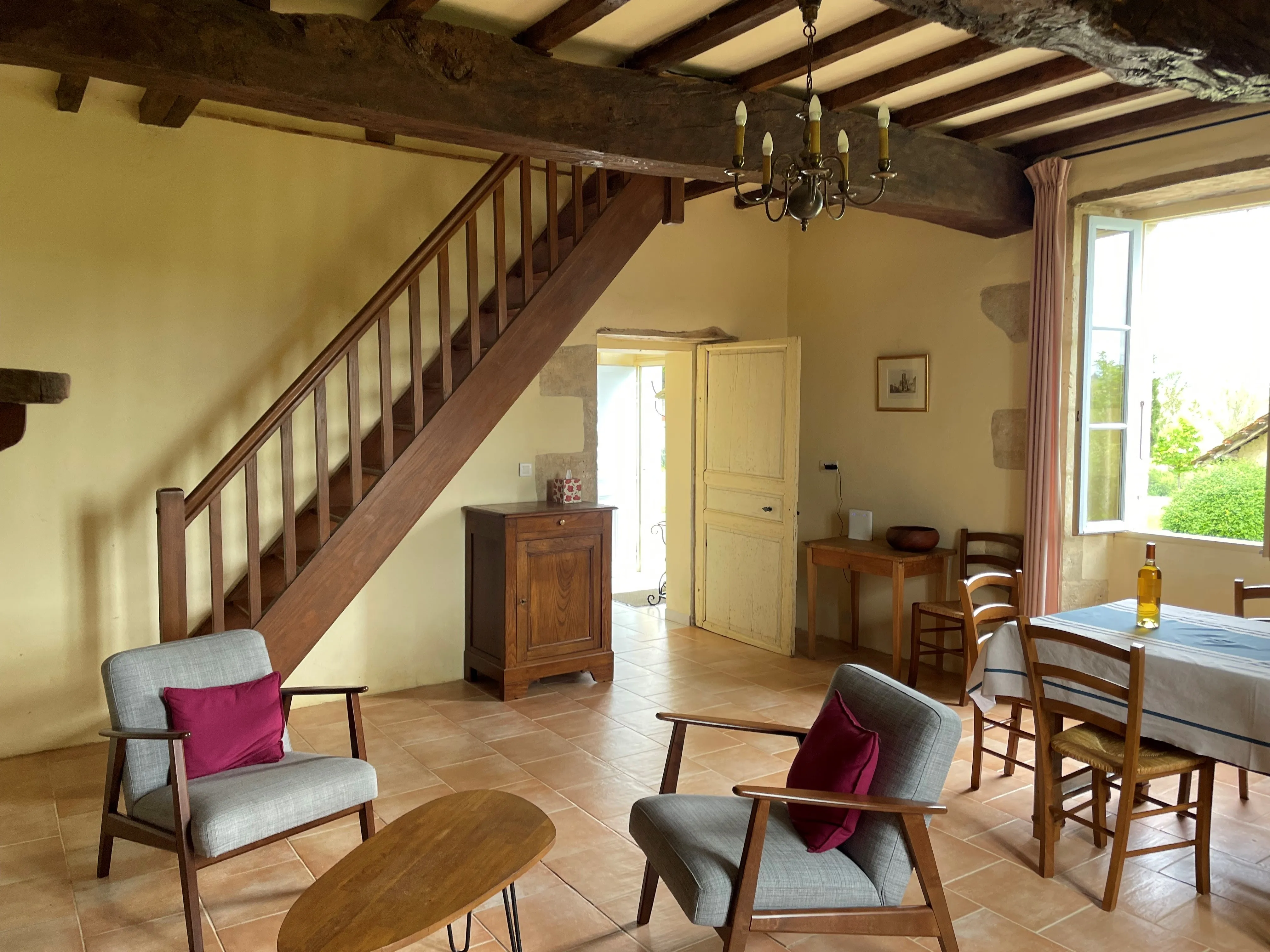 Salon avec escalier en bois de la grande maison