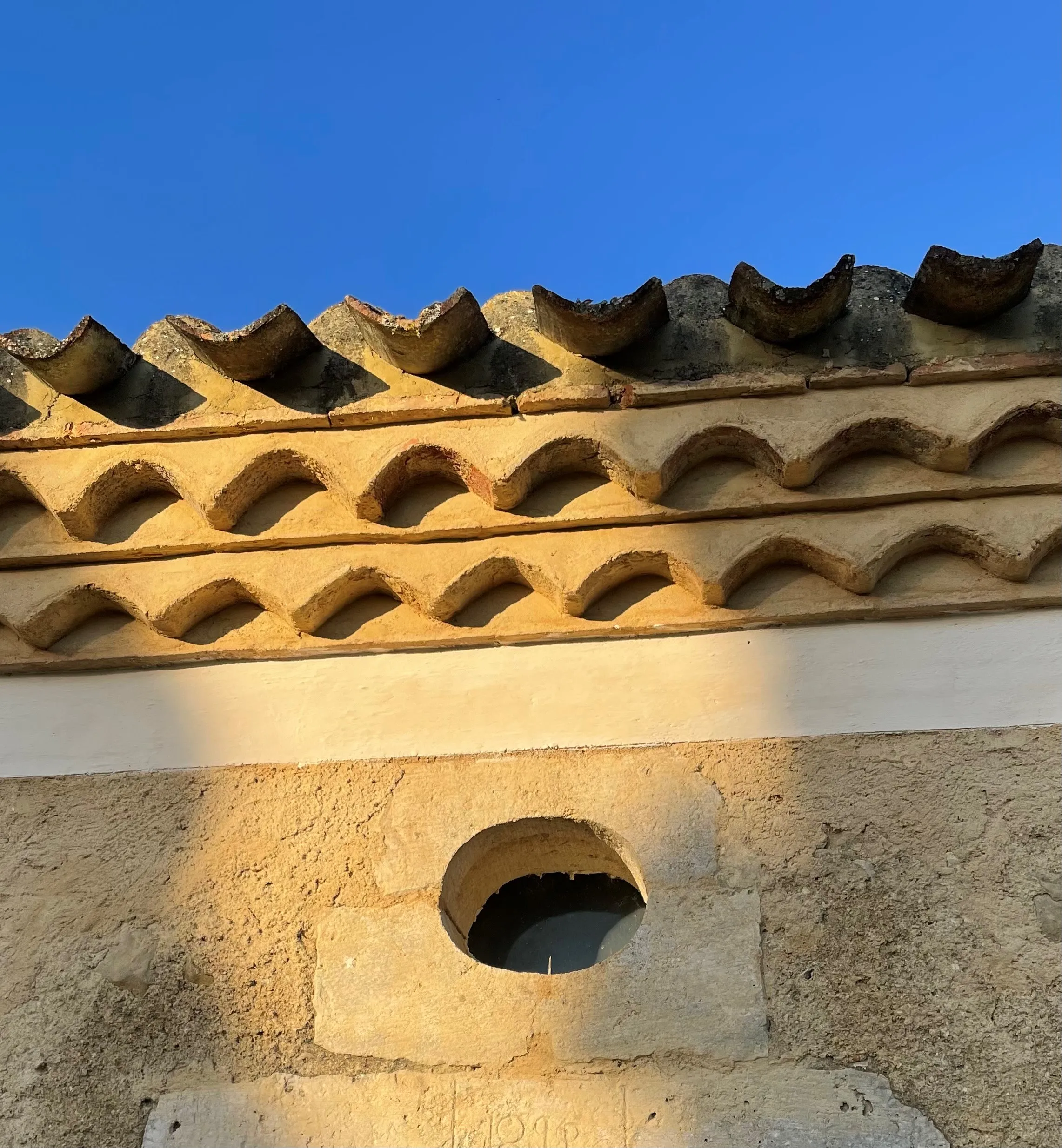 Détail architectural de la toiture en génoise