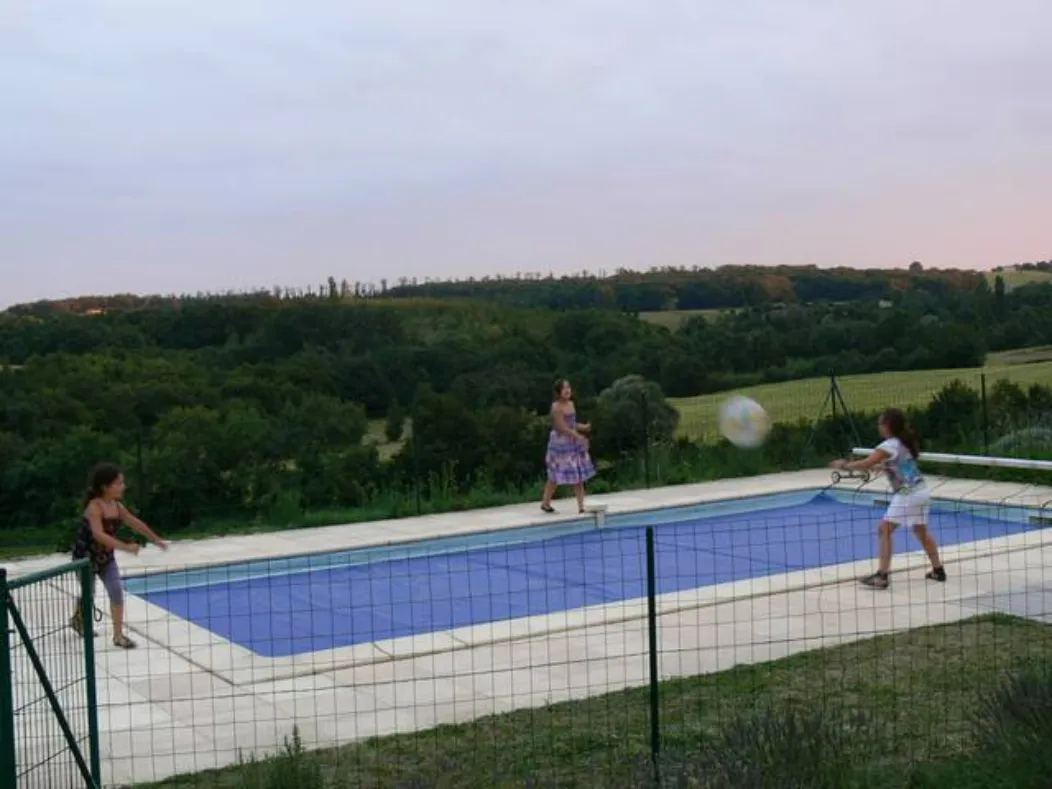 Piscine chauffée et clôturée, vue sur la campagne gersoise