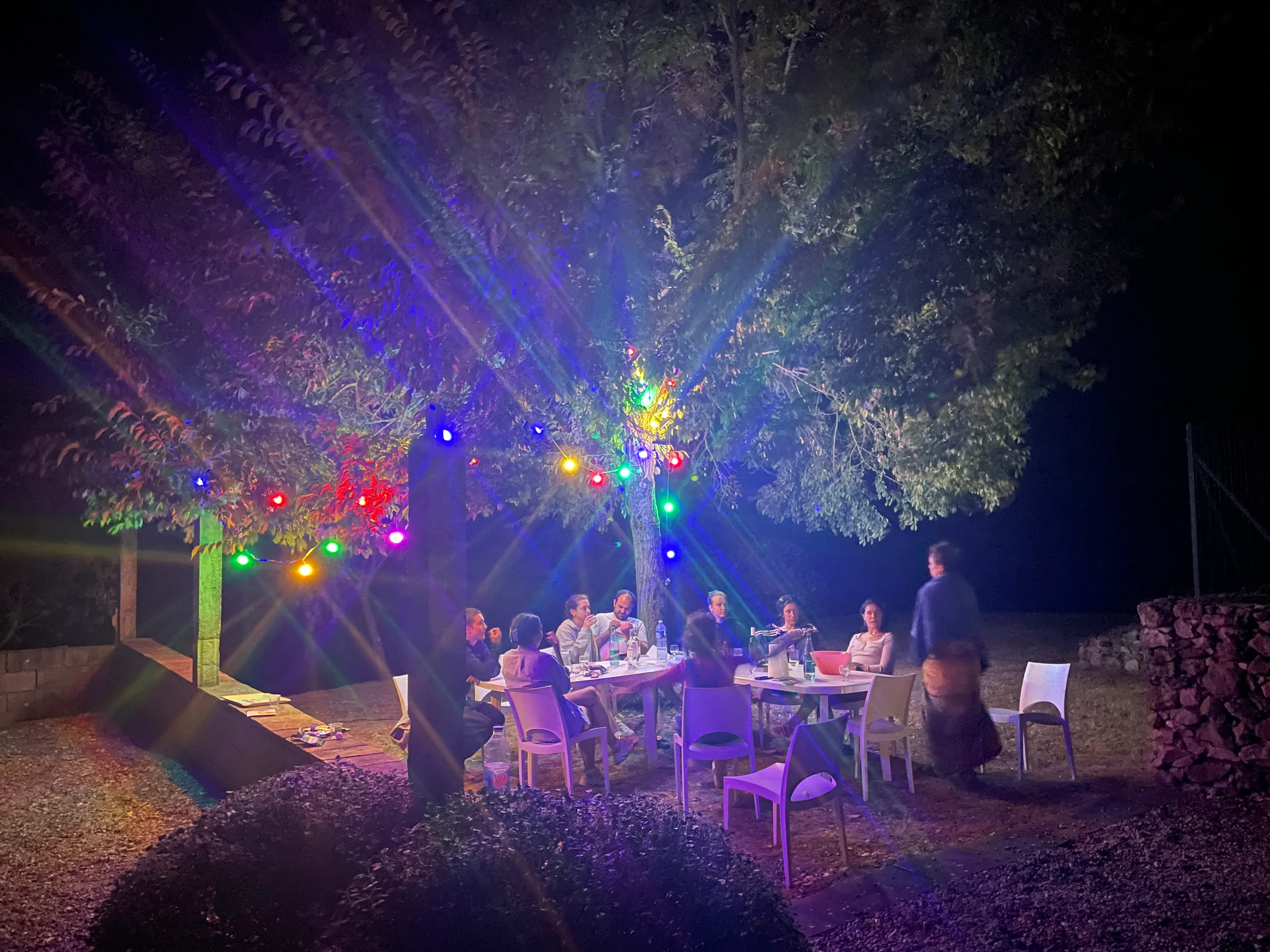Soirée conviviale entre voyageurs sous les lumignons de la terrasse